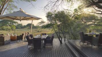 Breakfast, lunch, dinner served; local and international cuisine