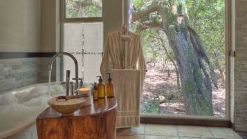 Luxe suite | Badkamer | Een aparte badkuip en douche, gratis toiletartikelen, een haardroger