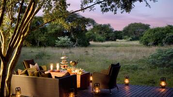 Breakfast, lunch, dinner served; local and international cuisine