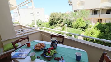 Apartamento, 2 quartos, sacada, vista para a cidade | Sacada