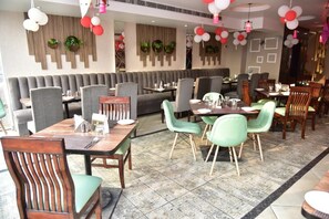 Restaurant - Hotel De Villa Inn (Varanasi)