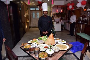 Family dining - Hotel De Villa Inn (Varanasi)