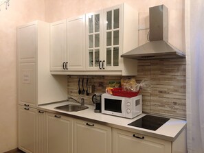 Grand réfrigérateur, micro-ondes, plaque de cuisson