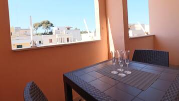 House, 2 Bedrooms, Balcony, City View | Outdoor dining