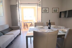 Casa, 2 habitaciones, balcón, vista a la ciudad | Sala de estar
