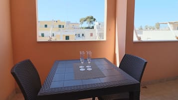 Casa, 2 camere da letto, balcone, vista città | Ristorazione all'aperto