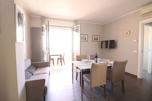 Maison, 2 chambres, balcon, vue sur la ville | Salle à manger