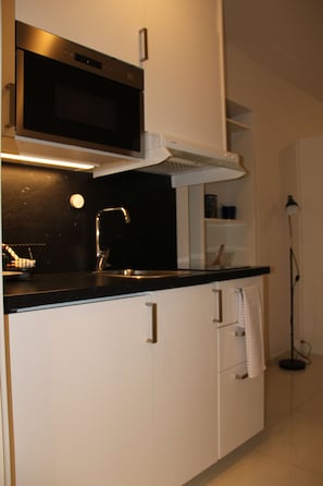 Habitació individual empresarial, 1 dormitori | Cuina privada | Frigorífic, microones, placa de cuina i cafetera i tetera