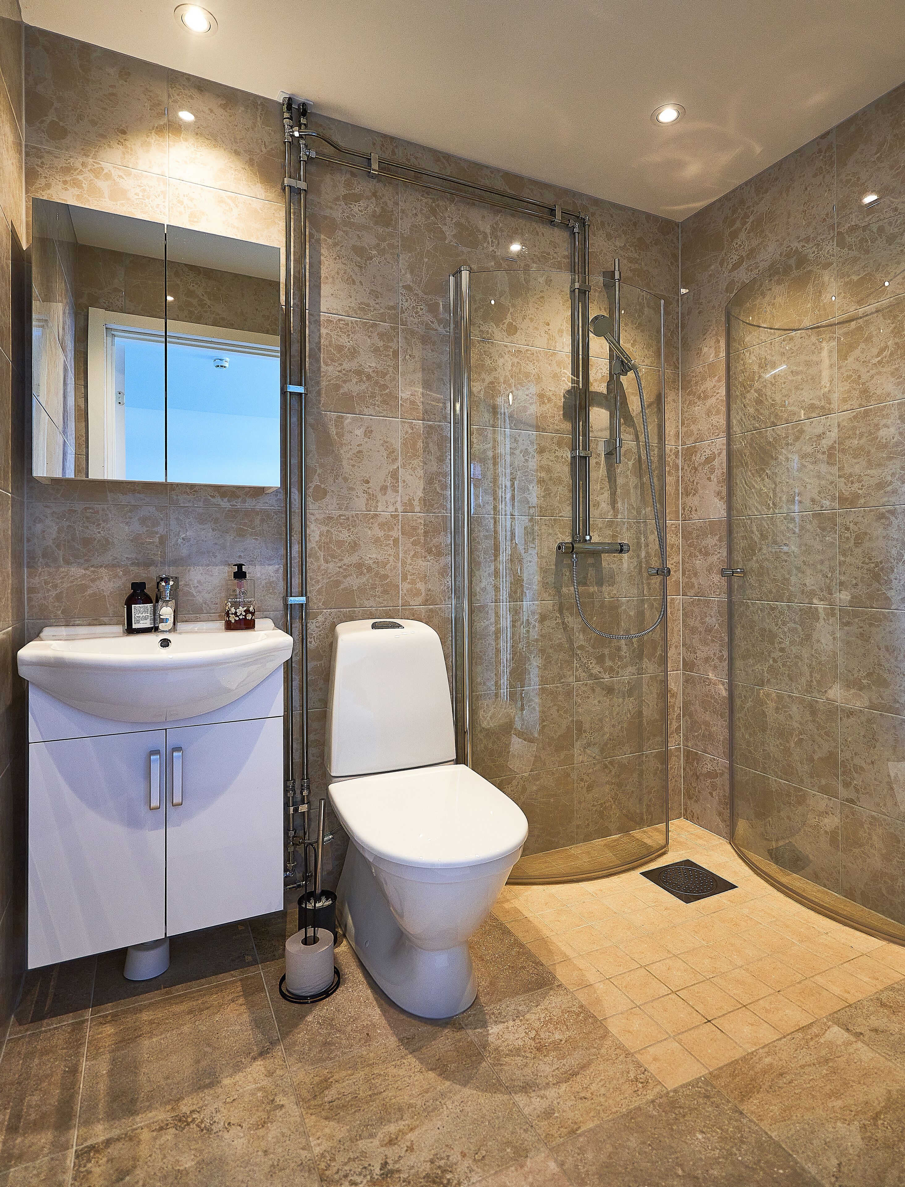Business Single Room, 1 Bedroom | Bathroom shower