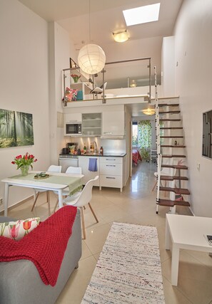 Apartamento, entresuelo | Zona de estar | Una televisión de plasma, suelo radiante