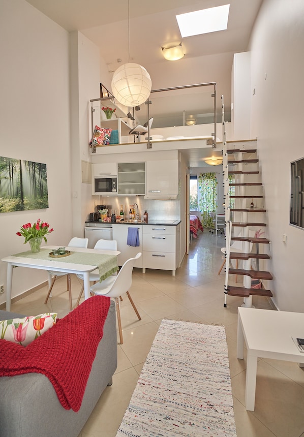 Appartement, op tussenverdieping | Woonruimte | Plasmatelevisie en vloerwarming