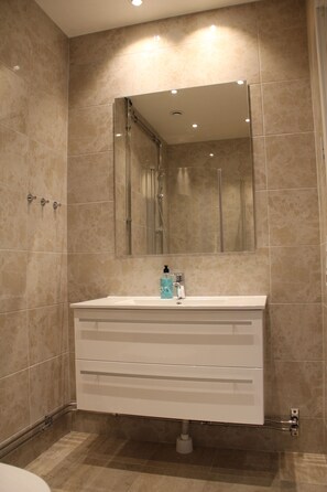 Business Single Room, 1 Bedroom | Bathroom | Shower, hair dryer, heated floors, towels - Staylong Hotel (Taby)