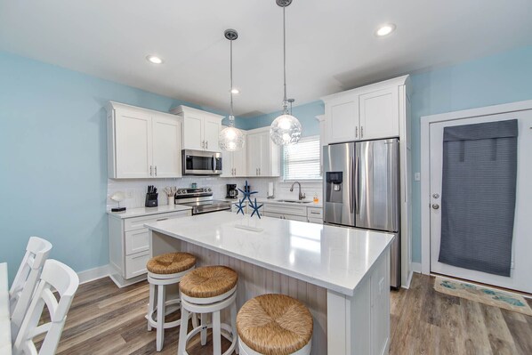 Jääkaappi, mikroaaltouuni, uuni, liesi