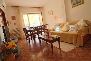 Ferienhaus, 2 Schlafzimmer, Balkon, Stadtblick | Esszimmer