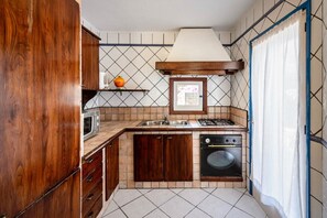 Refrigerador, microondas, horno y cafetera y tetera 