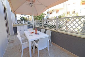 House, 1 Bedroom, Balcony, City View | Outdoor dining