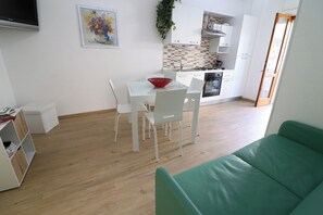 House, 1 Bedroom, Balcony, City View | Dining room