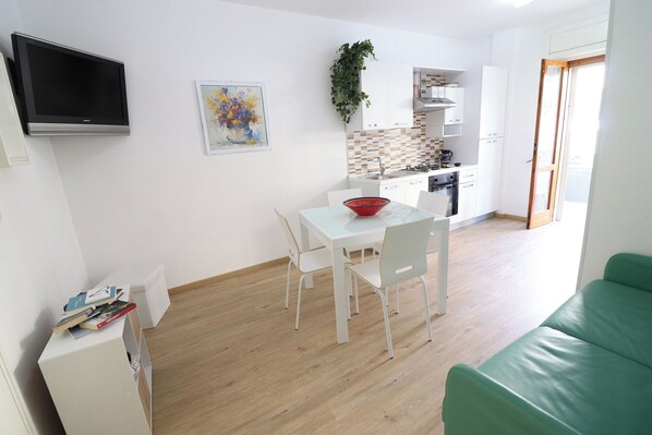 House, 1 Bedroom, Balcony, City View | Dining