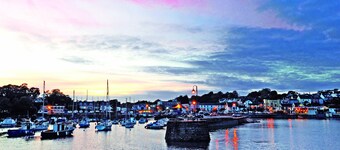 ĂskettĂ€in uusittu, hirsipoltin, lyhyen kĂ€velymatkan pÀÀssĂ€ rannalta, suljettu puutarha, lemmikkiystĂ€vĂ€llinen