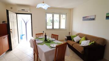 Ferienhaus, 1 Schlafzimmer, Balkon, Stadtblick | Speisen
