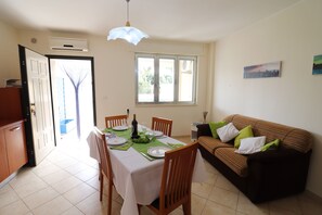 Ferienhaus, 1 Schlafzimmer, Balkon, Stadtblick | Speisen