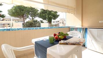 Ferienhaus, 1 Schlafzimmer, Balkon, Stadtblick | Speisen im Freien
