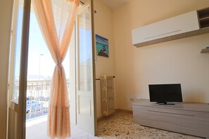 Apartment, 2 Schlafzimmer, Balkon, Stadtblick | Esszimmer