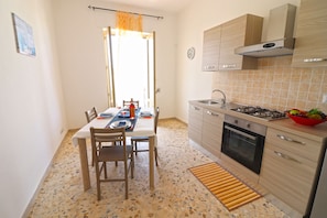 Departamento, 2 habitaciones, balcón, vista a la ciudad | Cocina privada