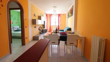 Maison, 1 chambre, balcon, vue ville | Salle de séjour | Télévision