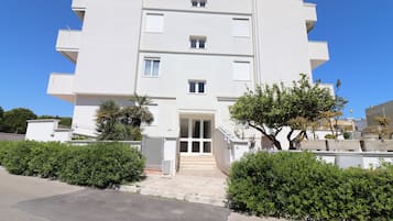Casa, 1 quarto, sacada, vista para a cidade | Fachada