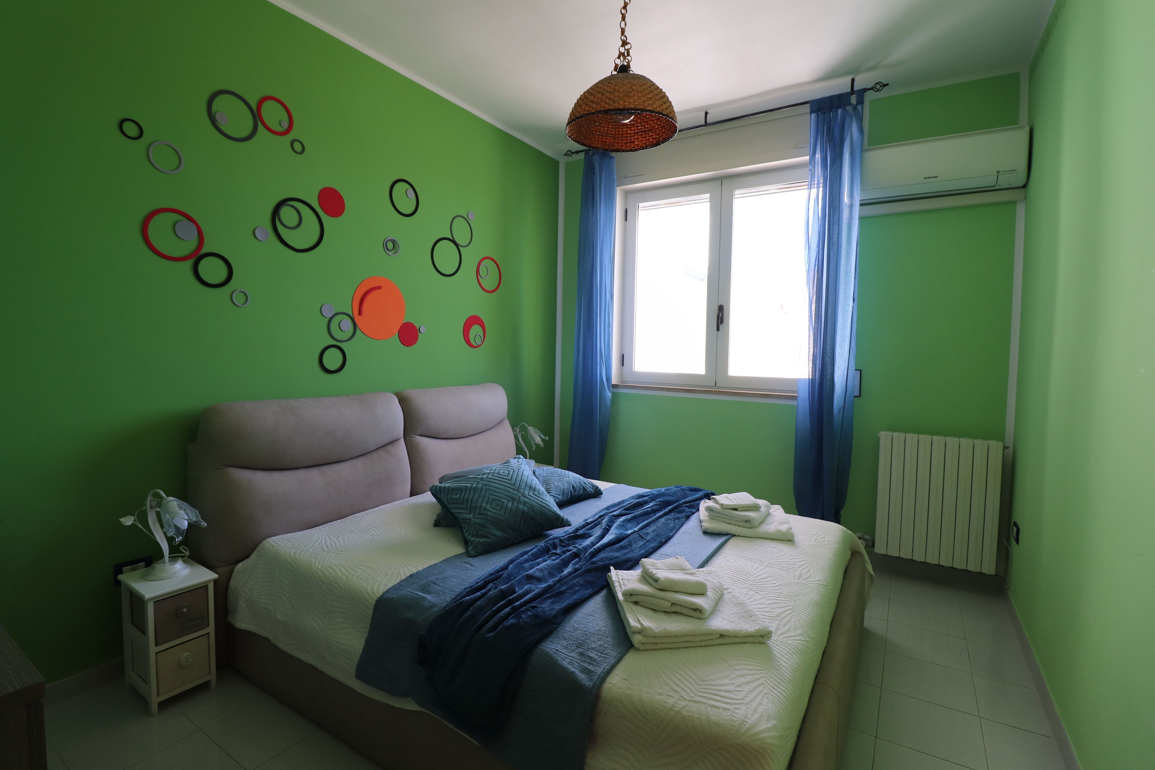 2 habitaciones y tabla de planchar con plancha 
