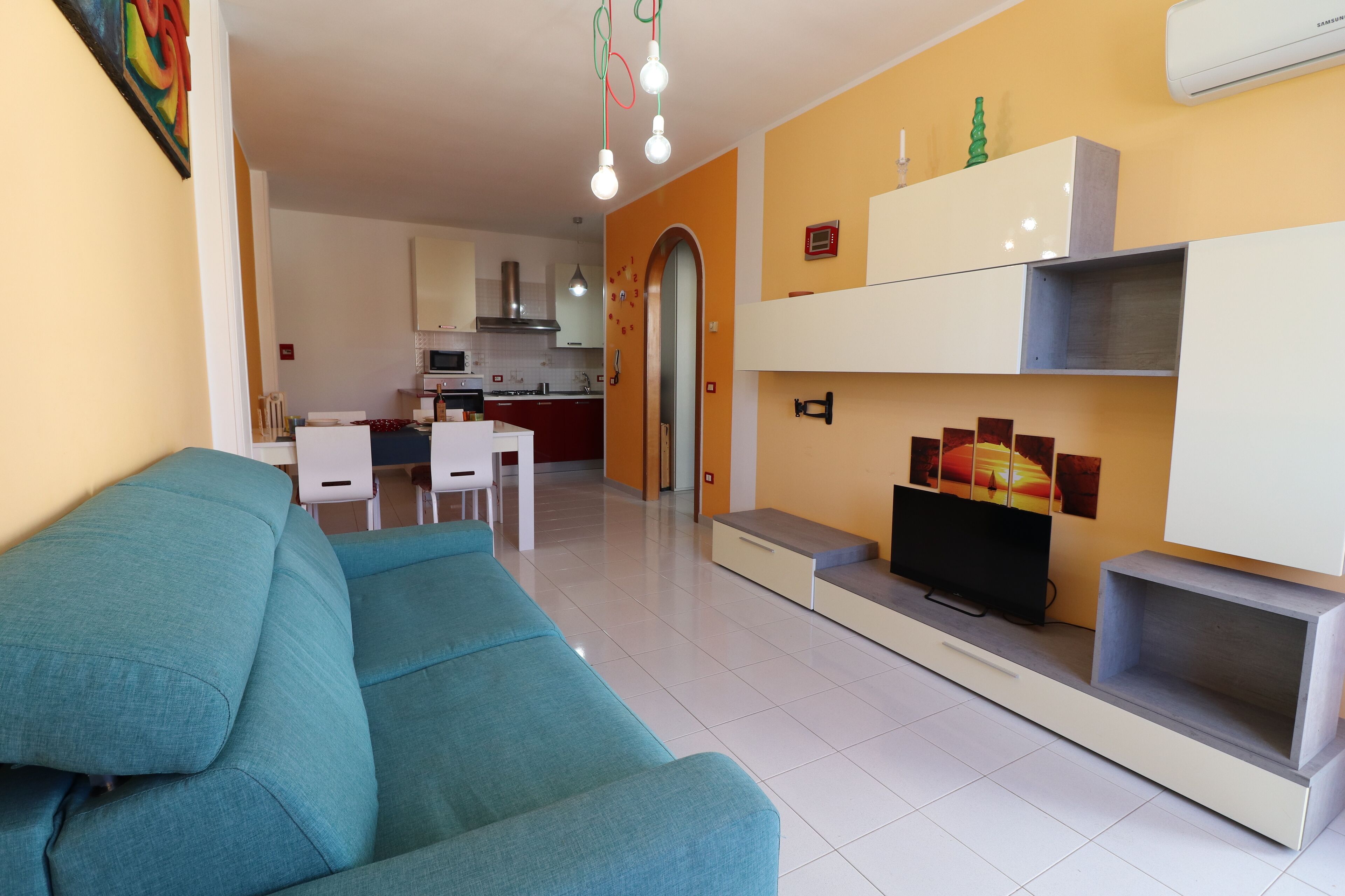 Casa, 1 quarto, sacada, vista para a cidade | Sala de estar | TV