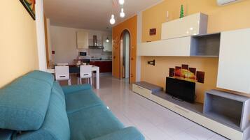 Casa, 1 quarto, sacada, vista para a cidade | Sala de estar | TV