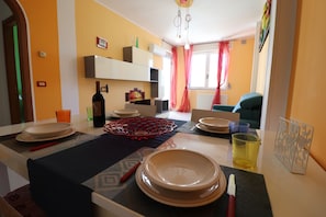 House, 1 Bedroom, Balcony, City View | Dining room