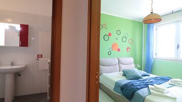 2 habitaciones y tabla de planchar con plancha