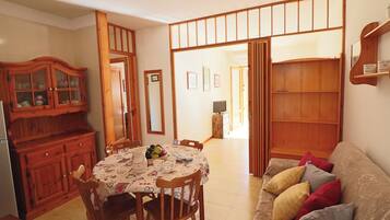 Casa, 2 habitaciones, vista al jardín | Comedor