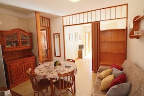 House, 2 Bedrooms, Garden View | Dining room