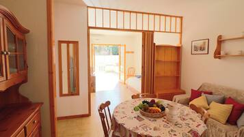 Casa, 2 habitaciones, vista al jardín | Restaurantes