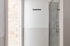シャワー、ヘアドライヤー、ビデ、タオル