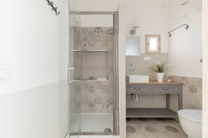 Dusche, Haartrockner, Bidet, Handtücher