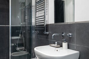 Shower, hair dryer, bidet, towels - Termini Charming Apartment (Roma)