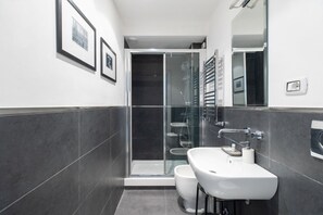 Shower, hair dryer, bidet, towels - Termini Charming Apartment (Roma)