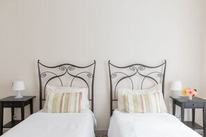 3 bedrooms, iron/ironing board, WiFi, bed sheets - Termini Charming Apartment (Roma)