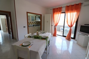 House, 2 Bedrooms, Balcony, City View | Private kitchen