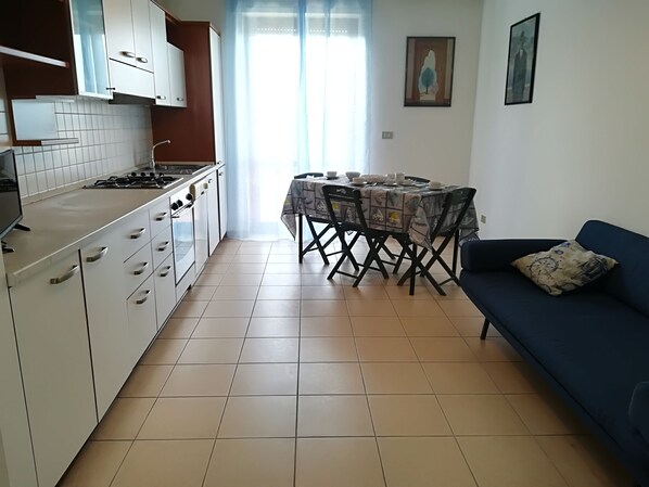 Maison, 2 chambres, balcon, vue sur la ville | Salle à manger