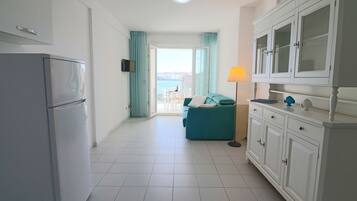 Apartamento, 1 quarto, sacada, vista para a cidade | Cozinha privada | Geladeira, talheres/pratos/utensílios de cozinha