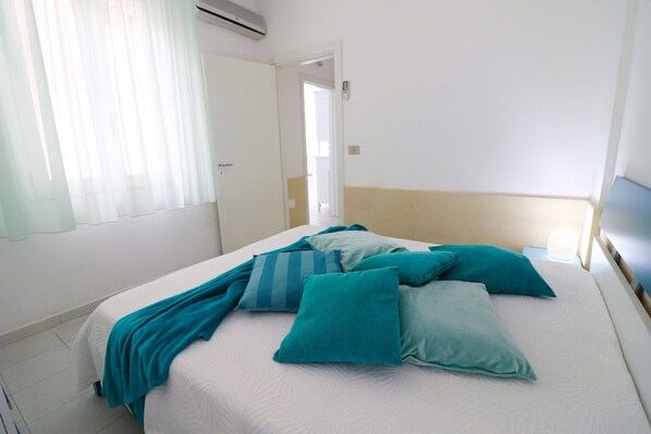 2 habitaciones y tabla de planchar con plancha 