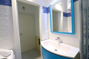 Departamento, 1 habitación, balcón, vista a la ciudad | Baño | Amenidades de baño gratuitas, secadora de cabello, bidet 
