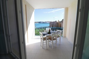 Apartment, 1 Bedroom, Balcony, City View | Dining