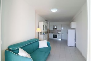 Apartamento, 1 habitación, balcón, vistas a la ciudad | Zona de estar | Una televisión